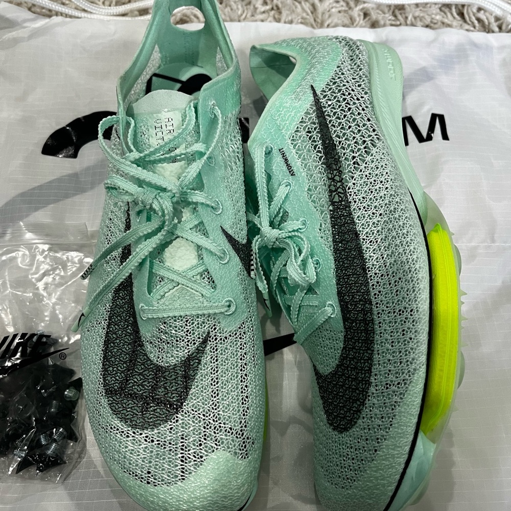 NIKE AIR ZOOM VICTORY